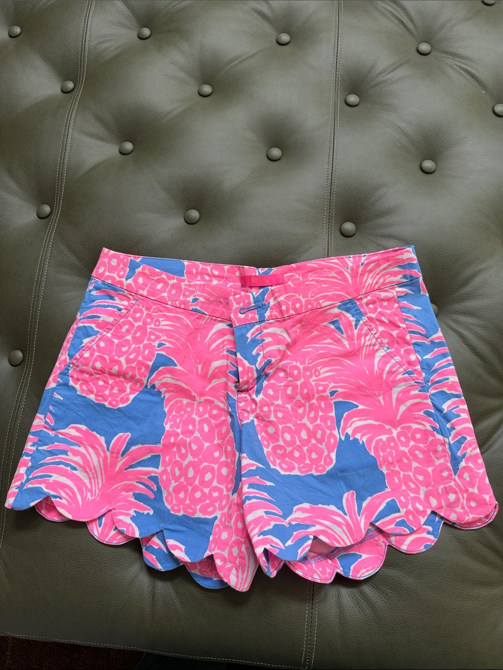 Lilly Pulitzer Pink Pineapple Print Blue Scallop Shorts, size 6
